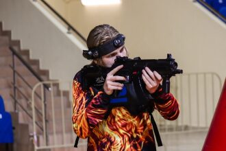Игрок LASERWAR в огне-принте целится из оружия